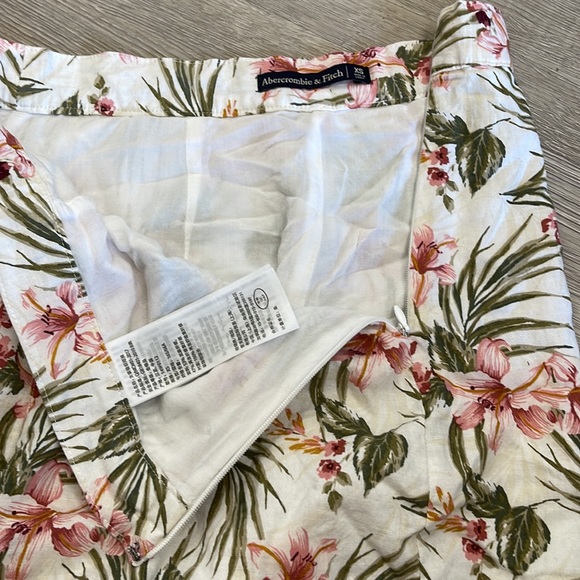 Abercrombie & Fitch Tropical Shorts - Picture 4 of 8